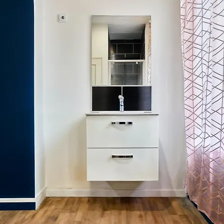 Baignoire Balneo, Baby-foot & Wifi Fibre Appartement