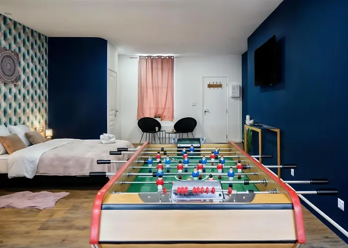 Baignoire Balneo, Baby-foot & Wifi Fibre Apartment *